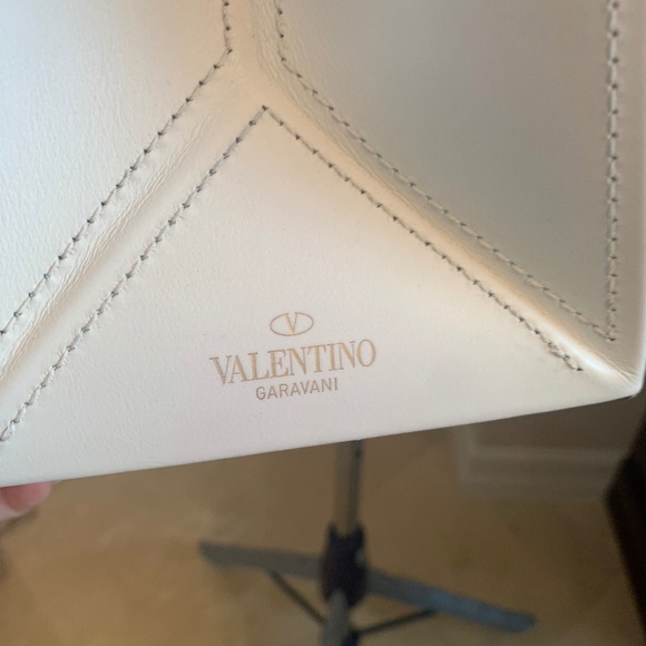 NWOT Valentino Garavani White/Black Leather Magnetic Handbag - Picture 4 of 8